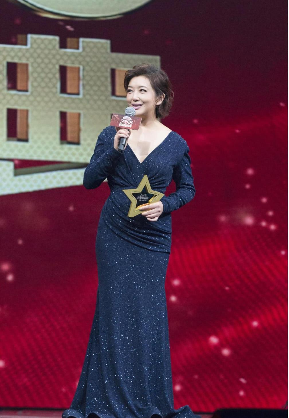 老戏骨江珊不像奶奶辈的人扎鱼骨辫穿v领针织衫都美成30岁了