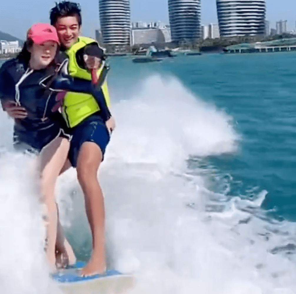 贾乃亮在三亚剪头发,李小璐则带着女儿甜馨游泳