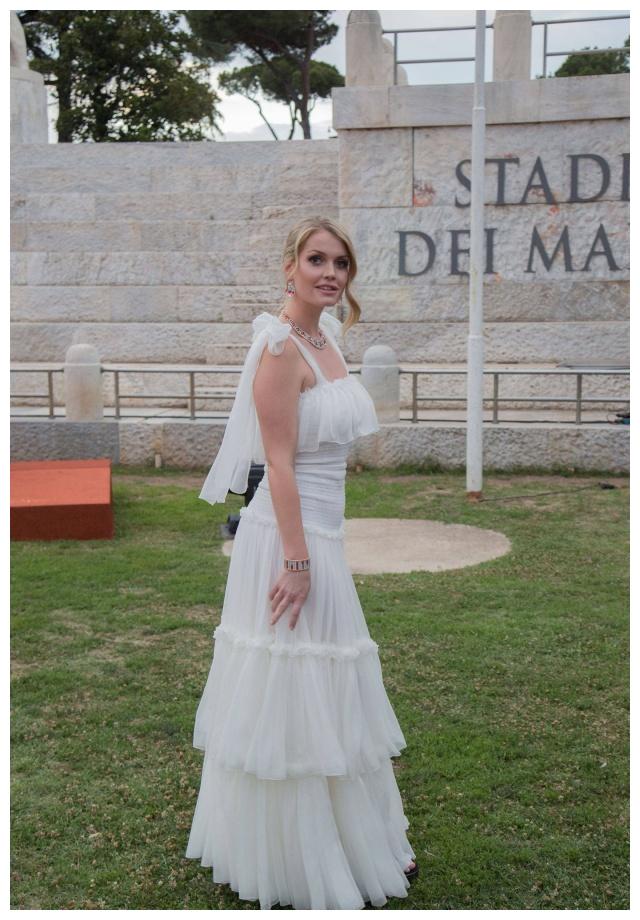 戴安娜王妃28岁侄女携60岁男友度假,无惧32岁年龄差街头热吻太甜_凯蒂