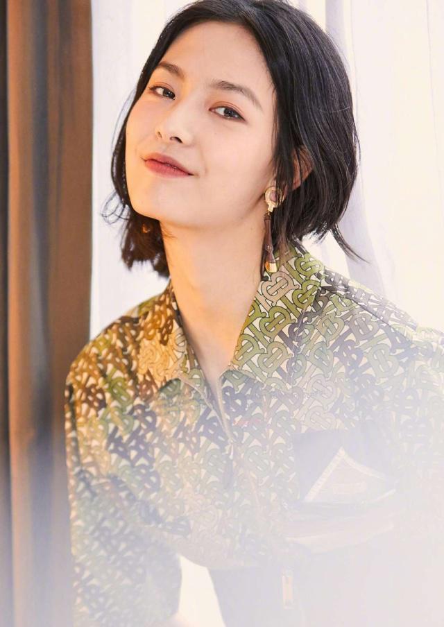 赵佳丽是国内模特新秀,年纪轻轻的她就已经是超模了,无论是身材还是