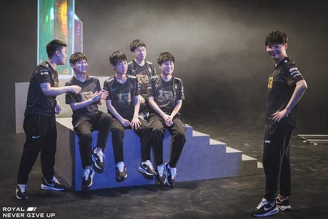 原创rng夏季赛首战上一次对阵fxp刚换上单输了这次将故事重演