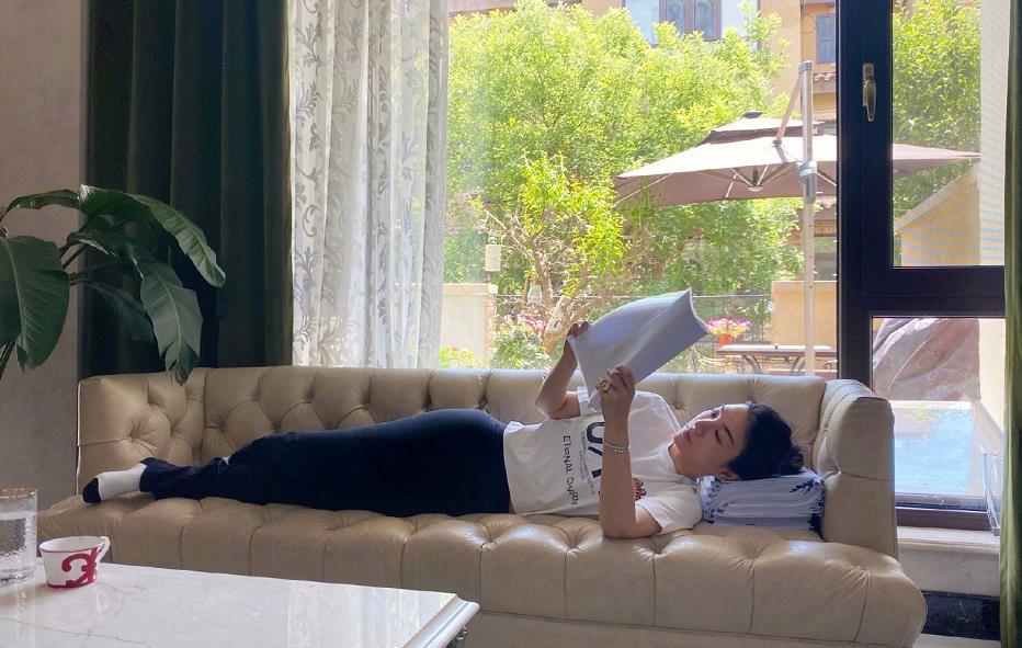 原创黄奕晒剧本照意外曝光豪宅情况网友演员都这么赚钱