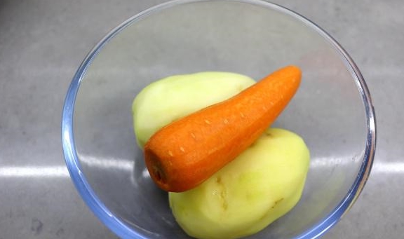 原创
1碗面粉1碗水,2根筷子一搅,柔软筋道的土豆丝卷饼端上早餐桌