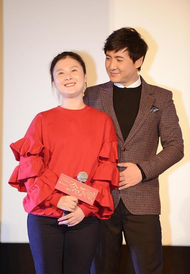 沈腾老婆长得不美但有福相穿红衣黑裤扎丸子头40多岁状态很好