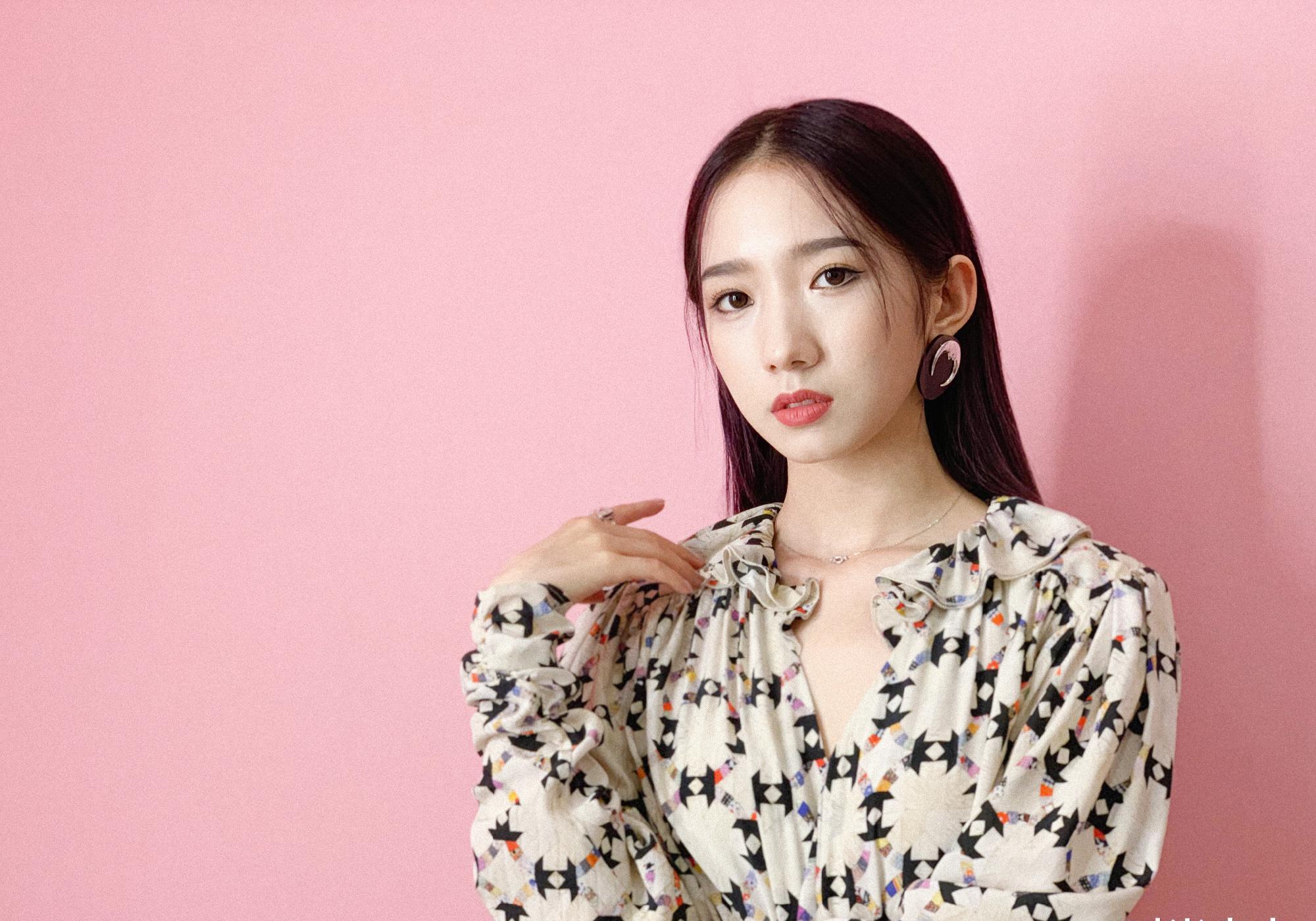 原创孟美岐穿白衬衫好纯黑白简约搭配超时尚发型利落显国际范儿