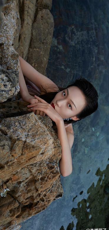 原创千万网红贝勒爷晒杂志新照水里凹造型美到犯规发际线一点不秃