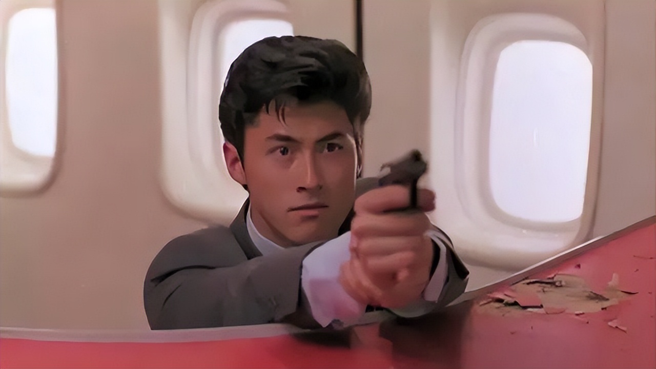 不久后,王敏德就凭借电影《飞虎奇兵》中威猛帅气的飞虎队员受到大众