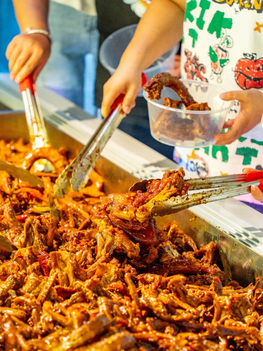 弥勒大名鼎鼎的小吃街,靠几个摊摊和奶茶店,火爆红河州_李红英_洋芋