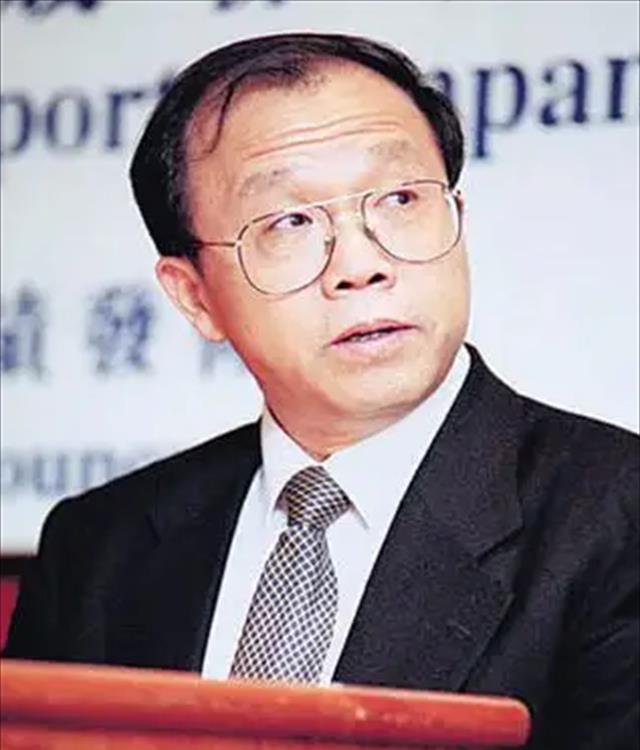 覃辉向李培英借来了180万美元,从原老板的手中接手了天上人间,正式