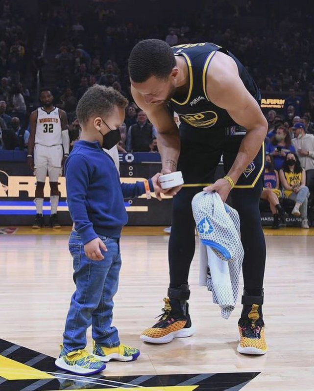 传承阿耶莎晒库里父子豪宅同框小卡农抱着西决fmvp奖杯仰望父亲