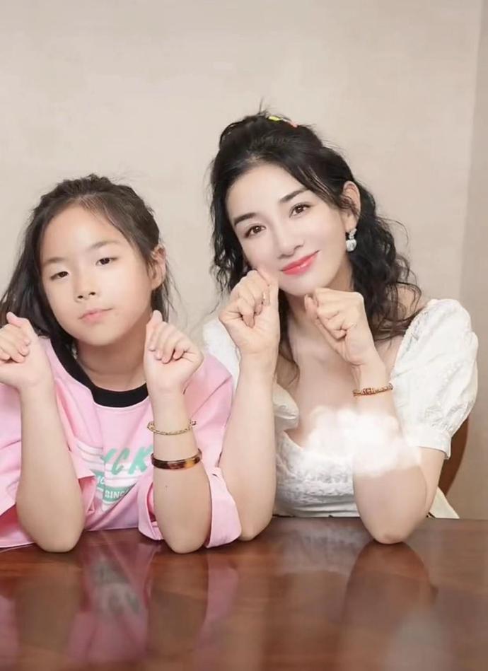 黄奕9岁女儿颜值逆袭,五官长开国际范十足,然而脖子粗壮引担忧_黄芊玲