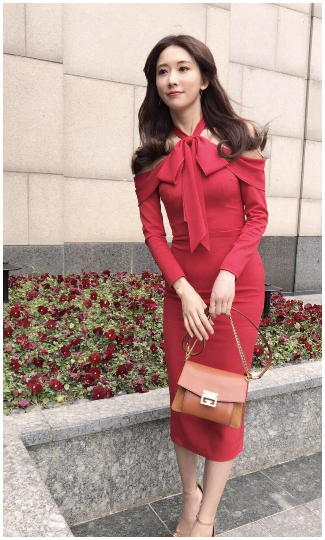 原创林志玲仙气感十足身穿斜肩连衣长裙减龄时髦45岁依然年轻貌美