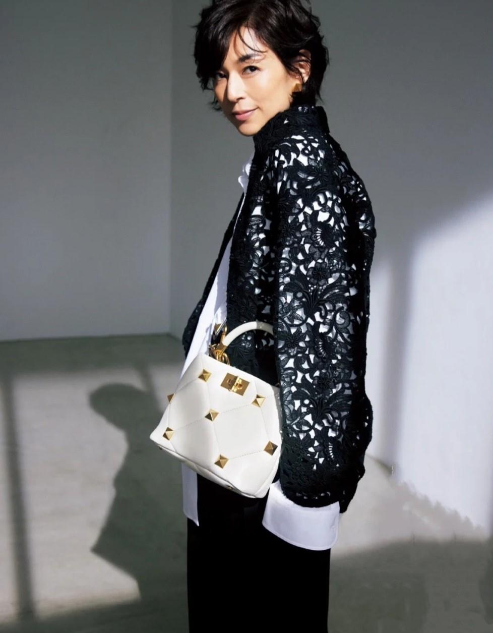 原创50岁的女人别穿得太老气铃木保奈美的优雅搭配一学就会