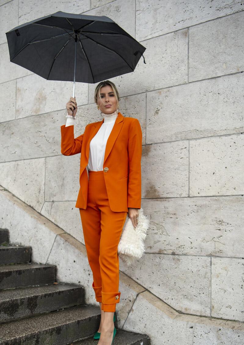 橙色上衣还是蛮好搭配的,配蓝色,黑色,红色,灰色或橙色的裤子都不错.