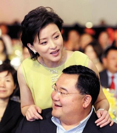 51岁电视前主持杨澜现身,总裁丈夫罕见陪同,体型大妻子足足两倍_吴征
