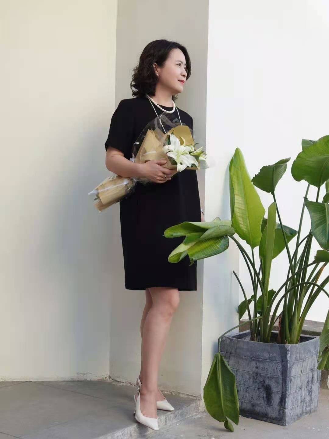 瞧这位50岁博主的示范,优雅大方显品味_女人_连衣裙_黑色