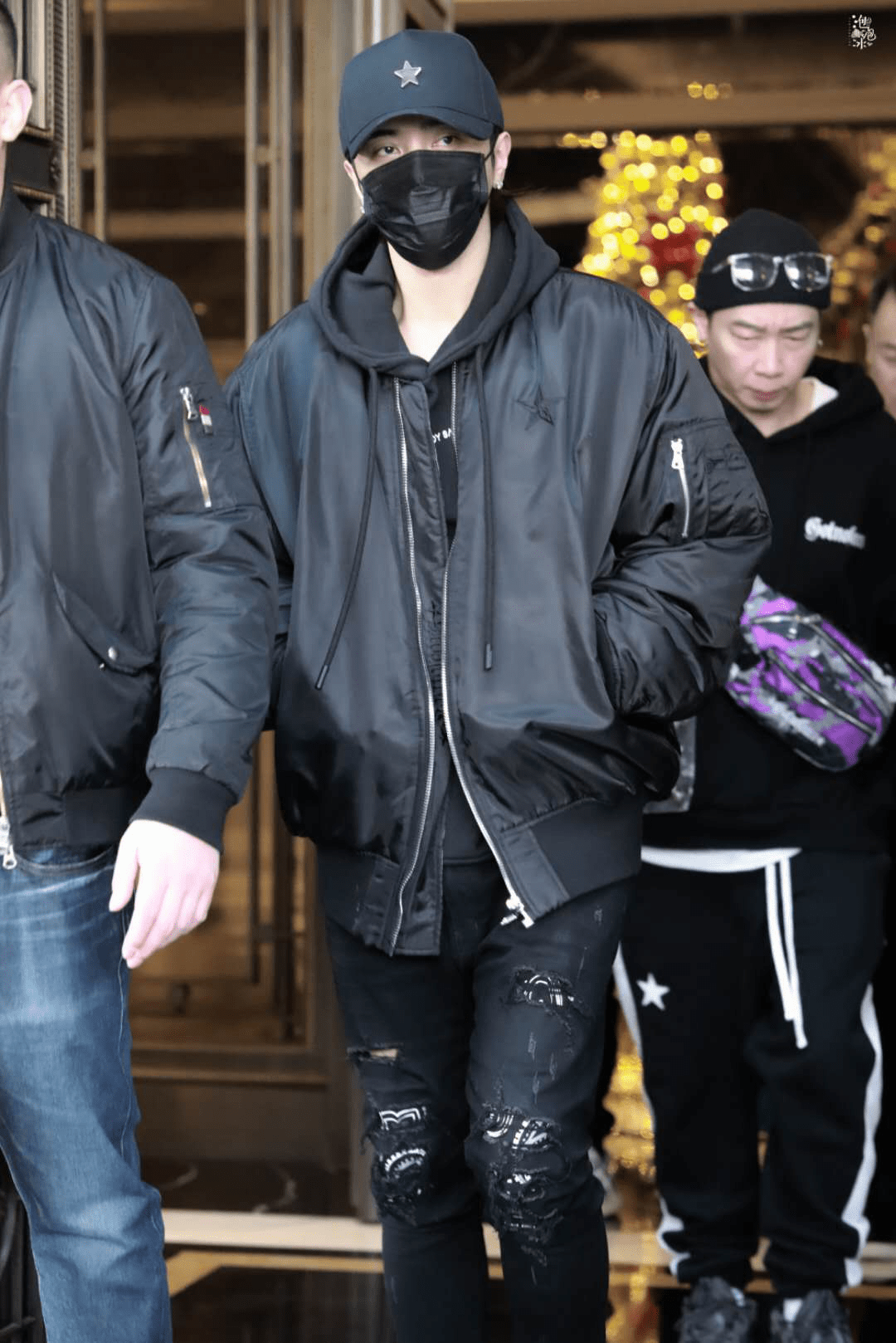 皮衣下搭破洞裤,真是一次有想法的穿搭,罗志祥的穿衣风格总是冷冷的