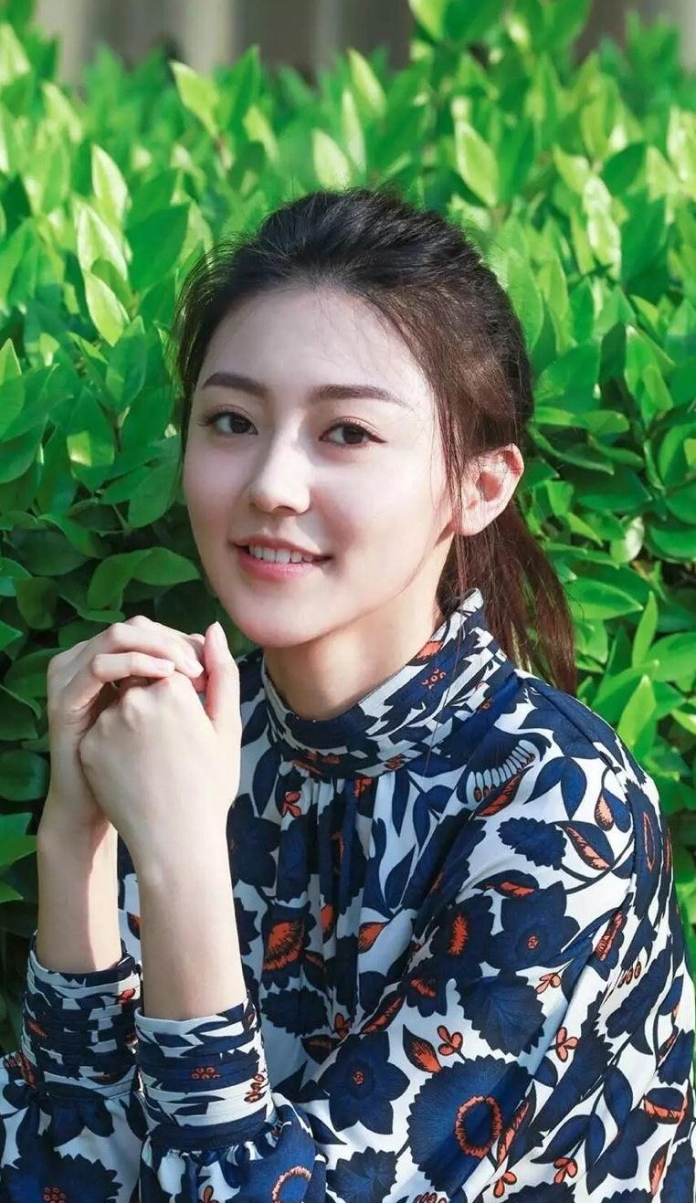 她签约杨幂工作室11年,今30岁穿v领衫配开叉裙,知性又大气_黄梦莹