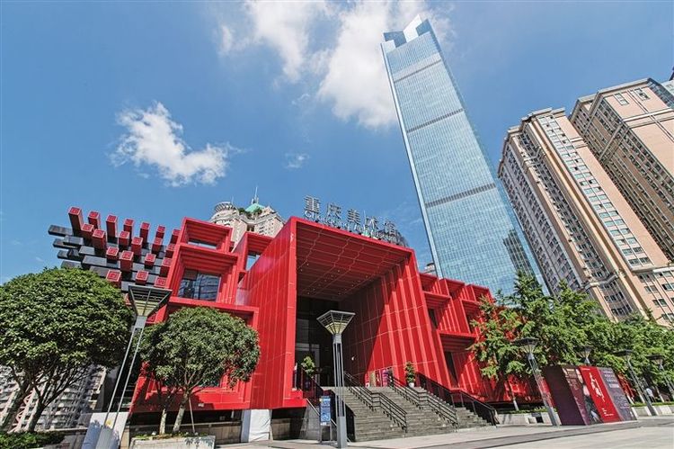 重庆一奇葩建筑，由黑红色棍子组成，造型惹眼规模不小，很是好玩