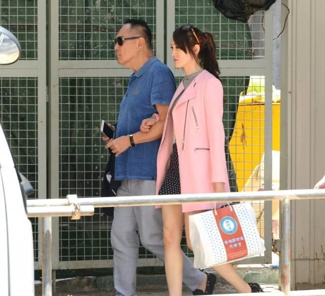 而赵世曾倒是格外潇洒,甚至还邀请香港上百位美女们身着泳衣,在豪宅