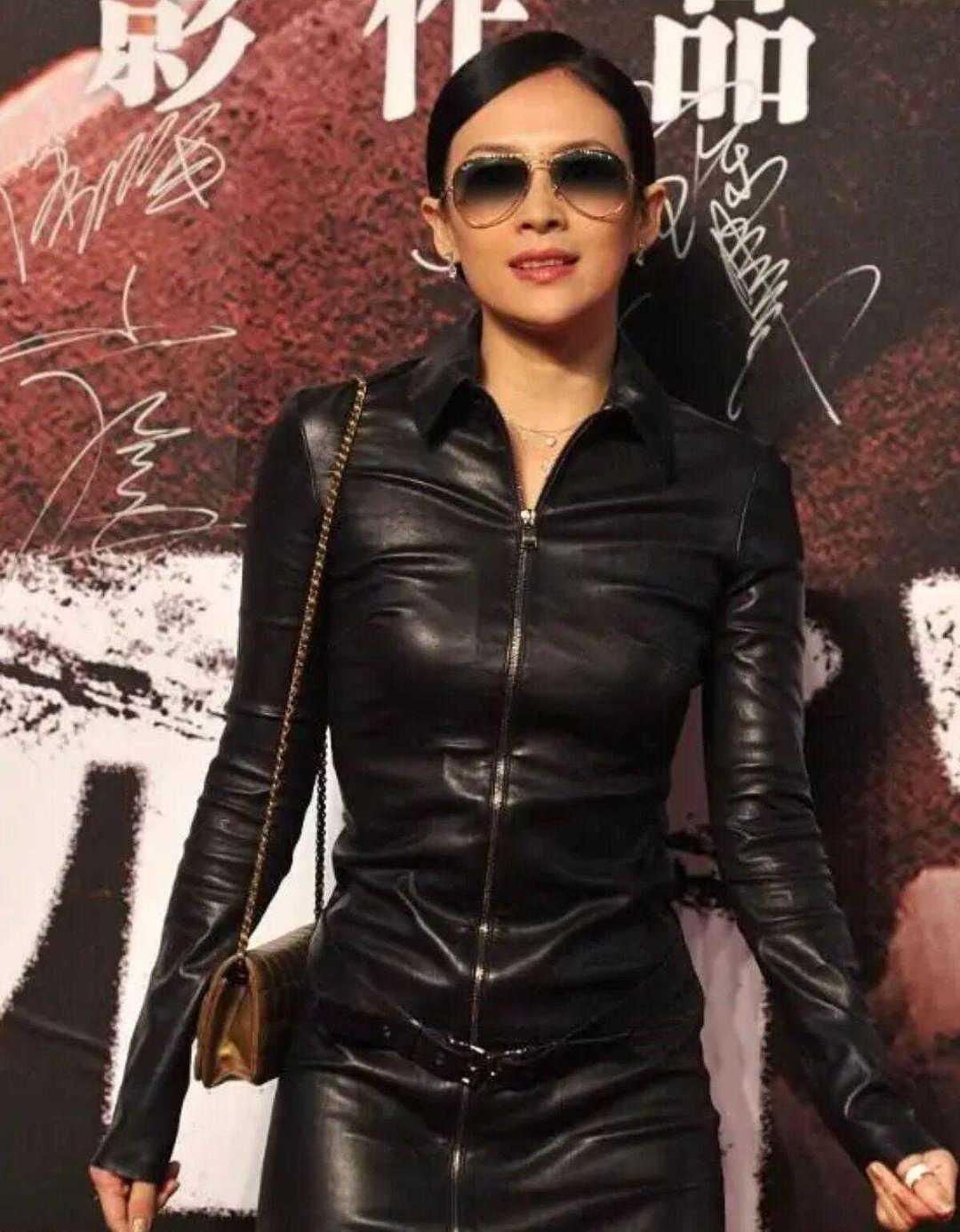 章子怡也太厉害了,这么紧的皮衣裙撑出皱褶感,配时尚袜又飒又美_身材