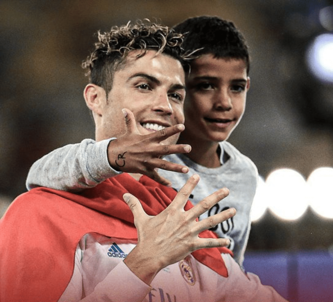 温馨c罗为儿子迷你罗庆生时间怎么过得这么快我们还能一起玩吗