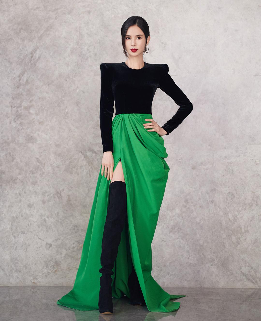 54岁李若彤高开叉裙秀美腿,颈纹突出显老态,被嘲脸僵不敢笑_网友_面部