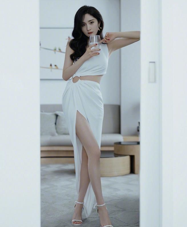 原创杨幂活动路透图曝光身材好到让人妒忌换个人都不敢这么穿