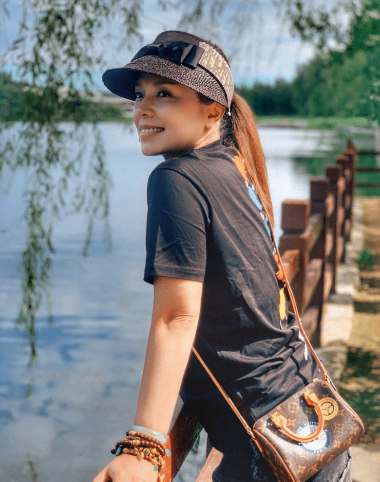 原创李佳璇嫁大13岁导演路学长丈夫去世8年她的坚守令人泪目