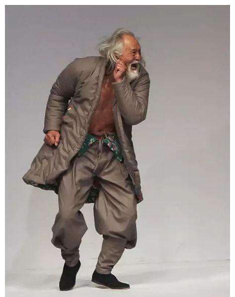 原创他是中国最时尚的大爷年近90的壮汉传奇经历被电视点名