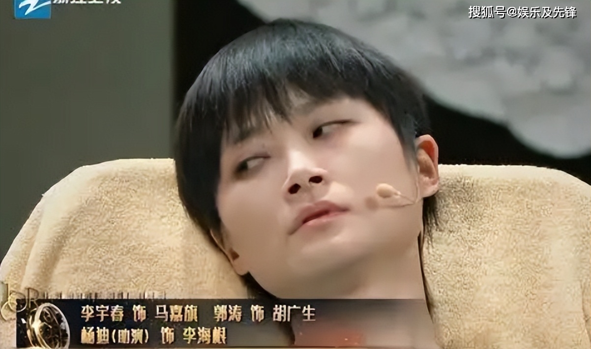 坐在轮椅上痛哭2次被父亲劝退娱乐圈李宇春现在还好吗