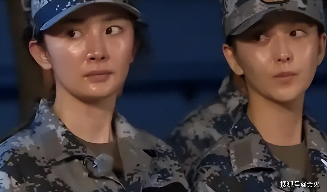 杨幂洗完澡素颜太真实!脸上贴贵妇级面膜