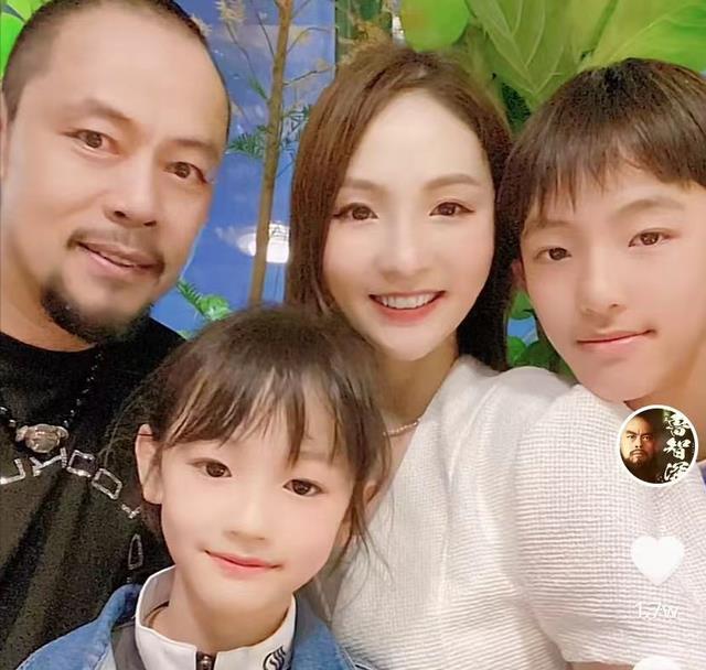 开三轮车接地气,与小21岁妻子生活美满_李汶桐_家庭_网友