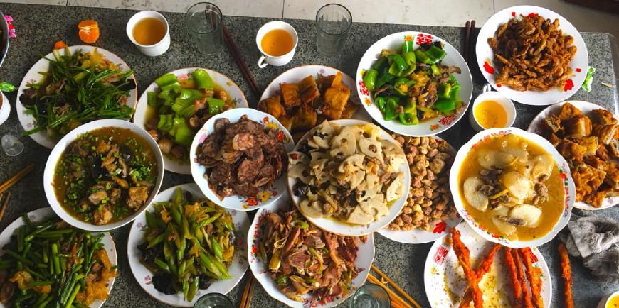 去姥姥家拜年,表哥做了一桌子家常菜,却比山珍海味还好吃_道菜_黑木耳