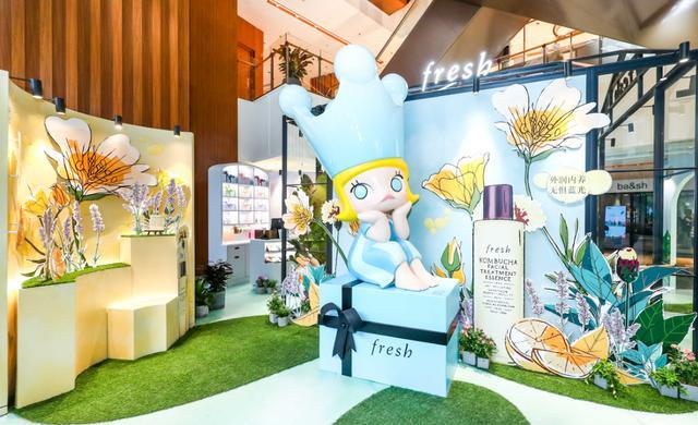 fresh开启与popmart泡泡玛特的合作,于上海新天地时尚购物中心盛大
