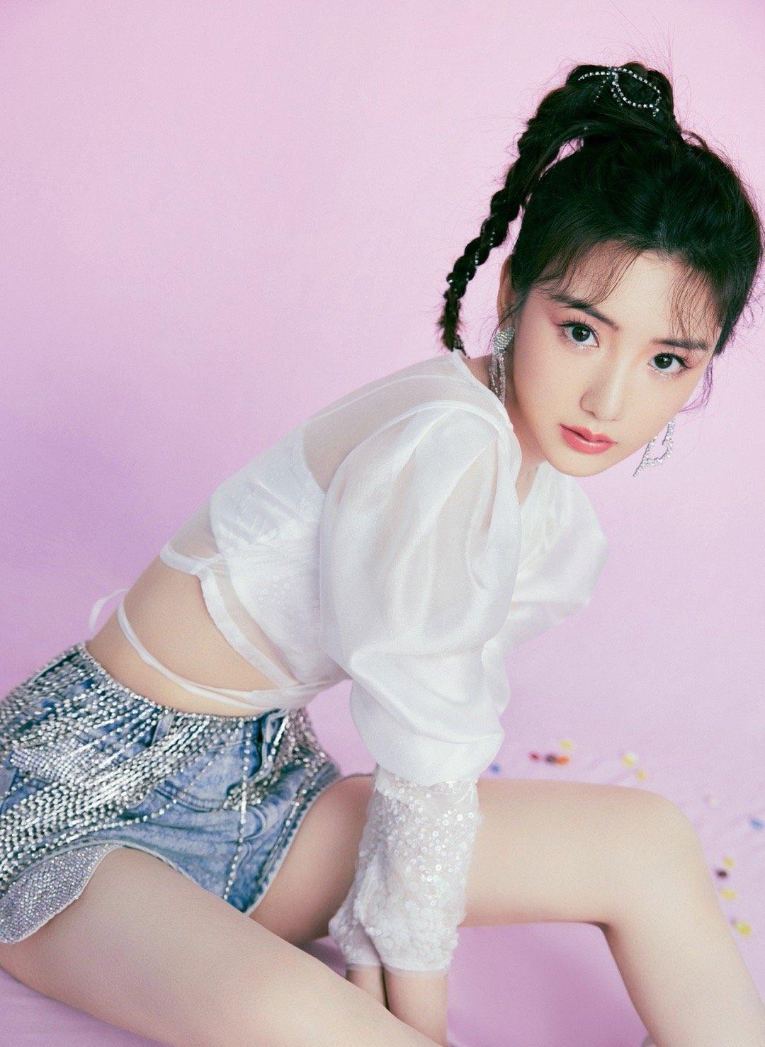 原创毛晓彤又来秀身材v领雪纺上衣配短裤清爽甜美如邻家小妹