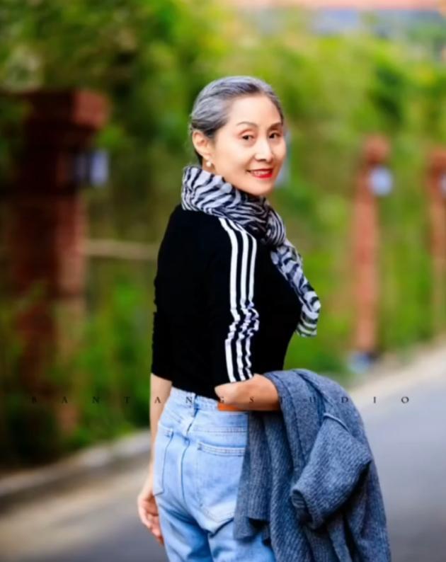 原创70岁奶奶凭借穿搭出圈烈焰红唇高跟鞋一样不落气质不输年轻人