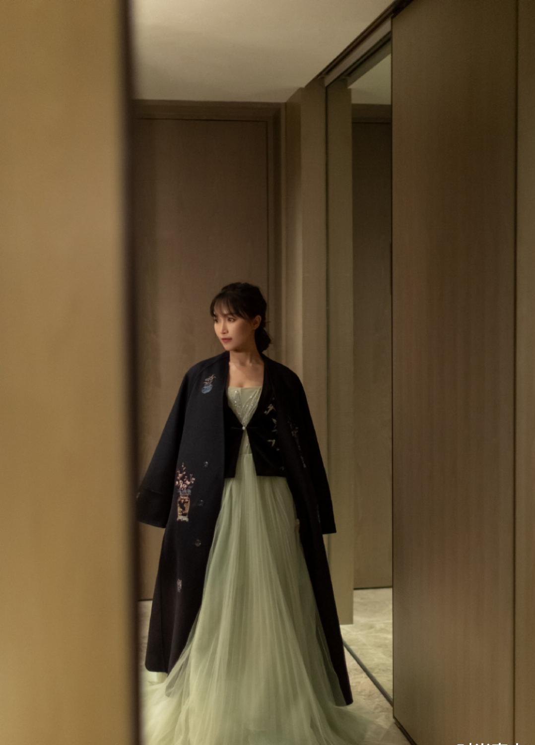 李子柒再现绝美古风,时尚长裙纯白如雪,桃花发簪美如画