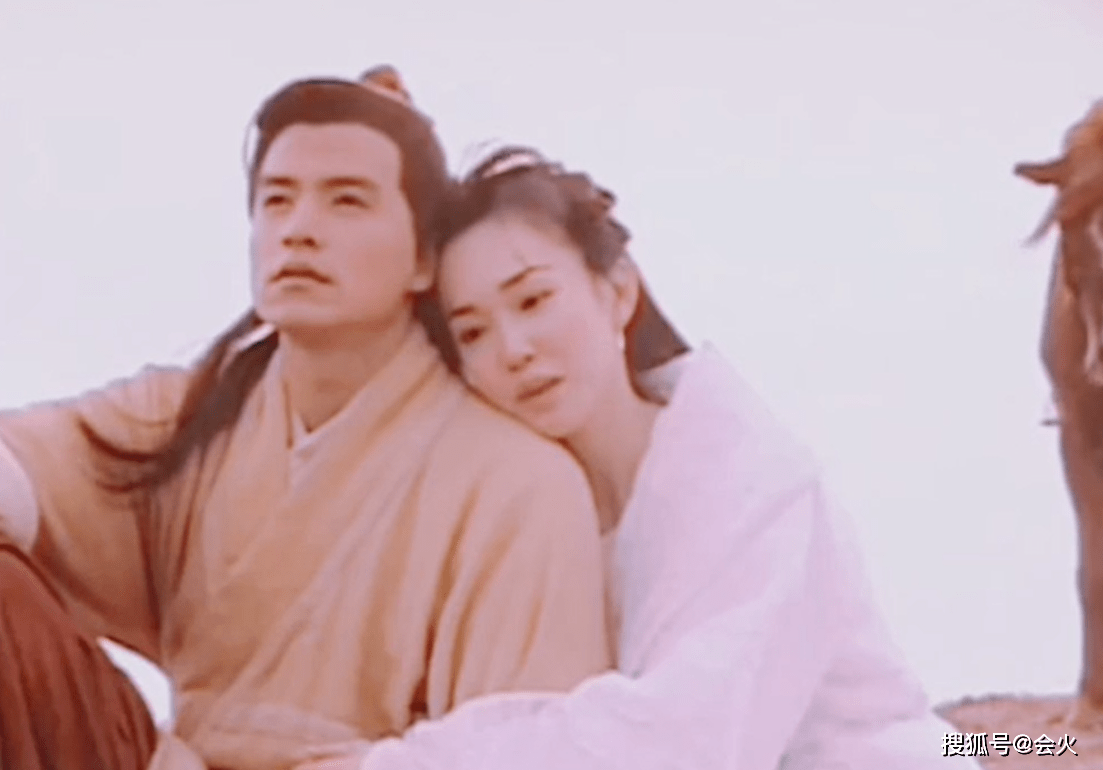 范文芳穿透视裙比基尼抢镜,与老公亲吻满面油光