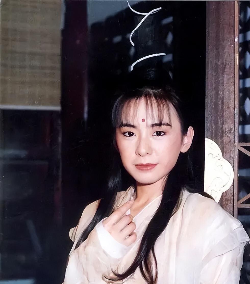 屠龙记》中潘仪君一人分饰母女两角,分别是纪晓芙和杨不悔两个角色