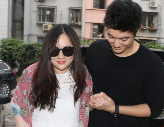 都说宝妈近况恢复难看清33岁唐艺昕线下抓拍照网友都改观了