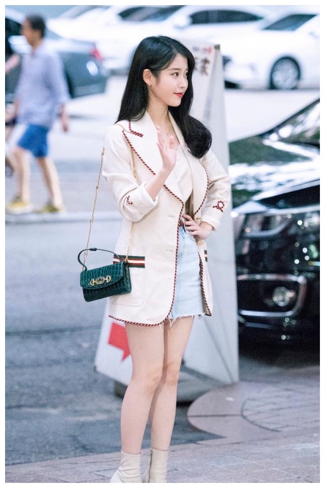 原创国民妹妹iu解锁了毛衣背心的新穿搭洋气不说还自带初恋感