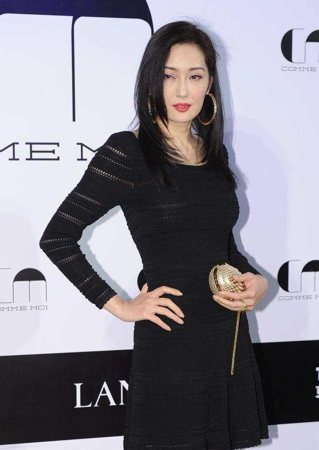 孟广美真会穿穿黑色连衣裙真有凹凸感53岁的年纪25岁的身材
