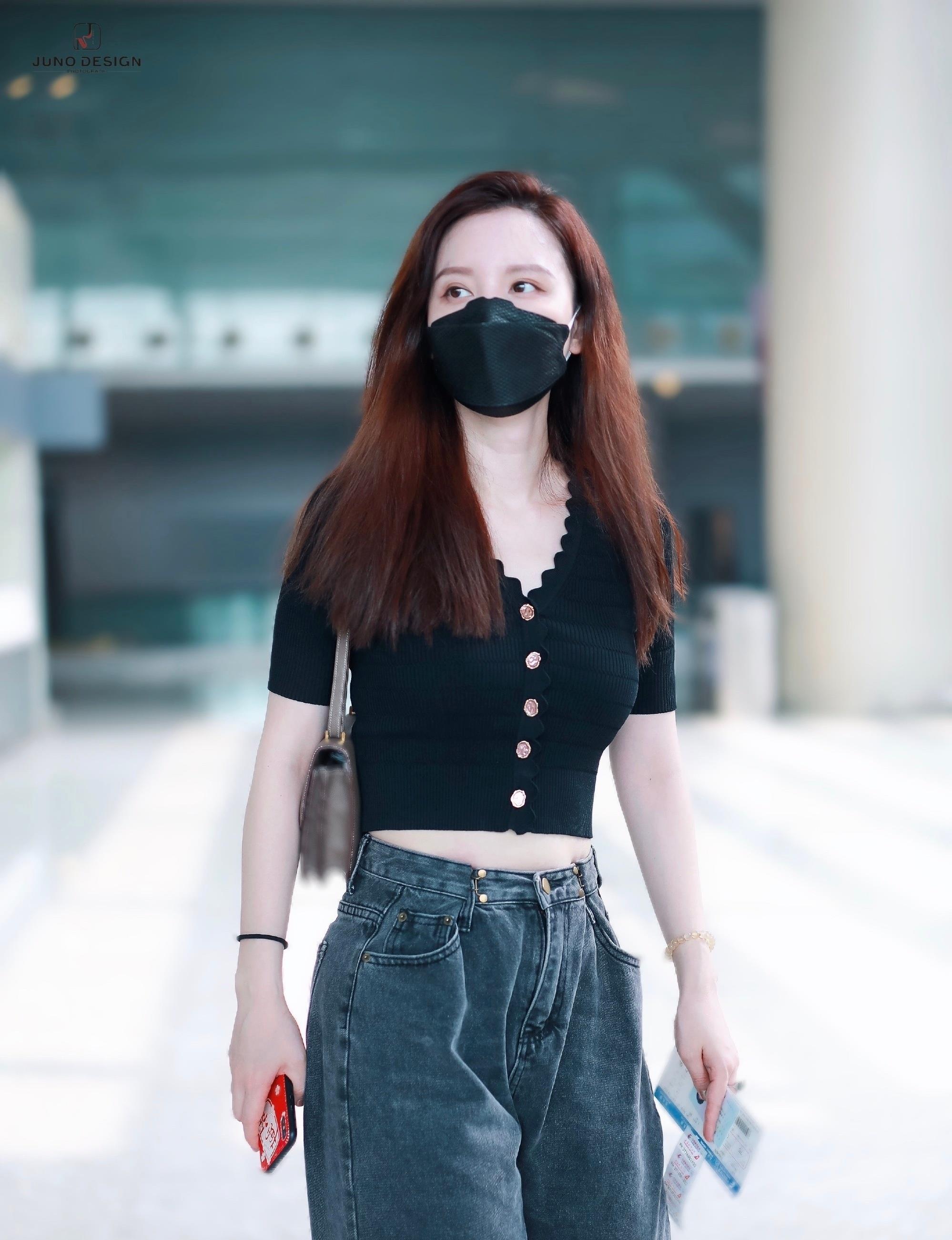 原创张萌机场私服气场全开身穿露脐小西装真是时尚又撩人