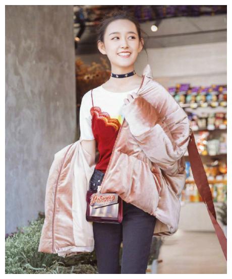 原创蒋依依开学素颜报到时尚又靓丽能玩一字马的姑娘果然有气质