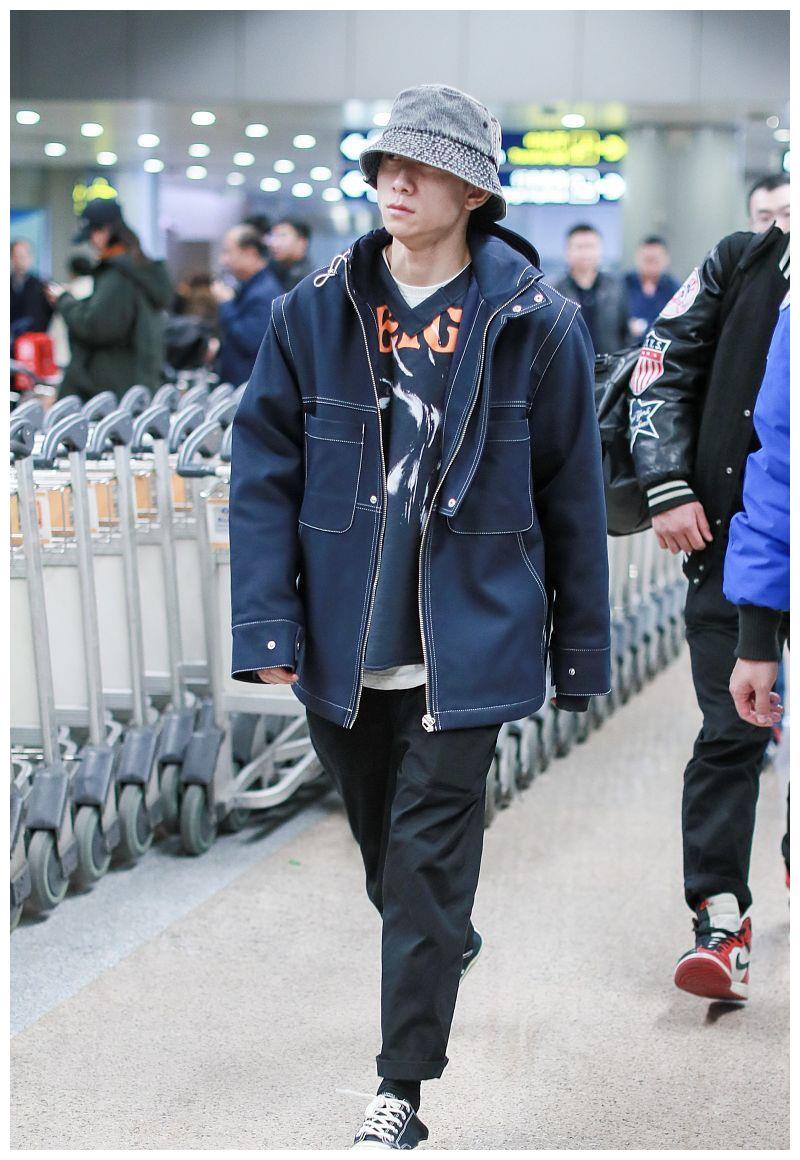 张一山穿牛仔衣搭阔腿裤走机场,踩帆布鞋年轻有个性_造型_气质_风格