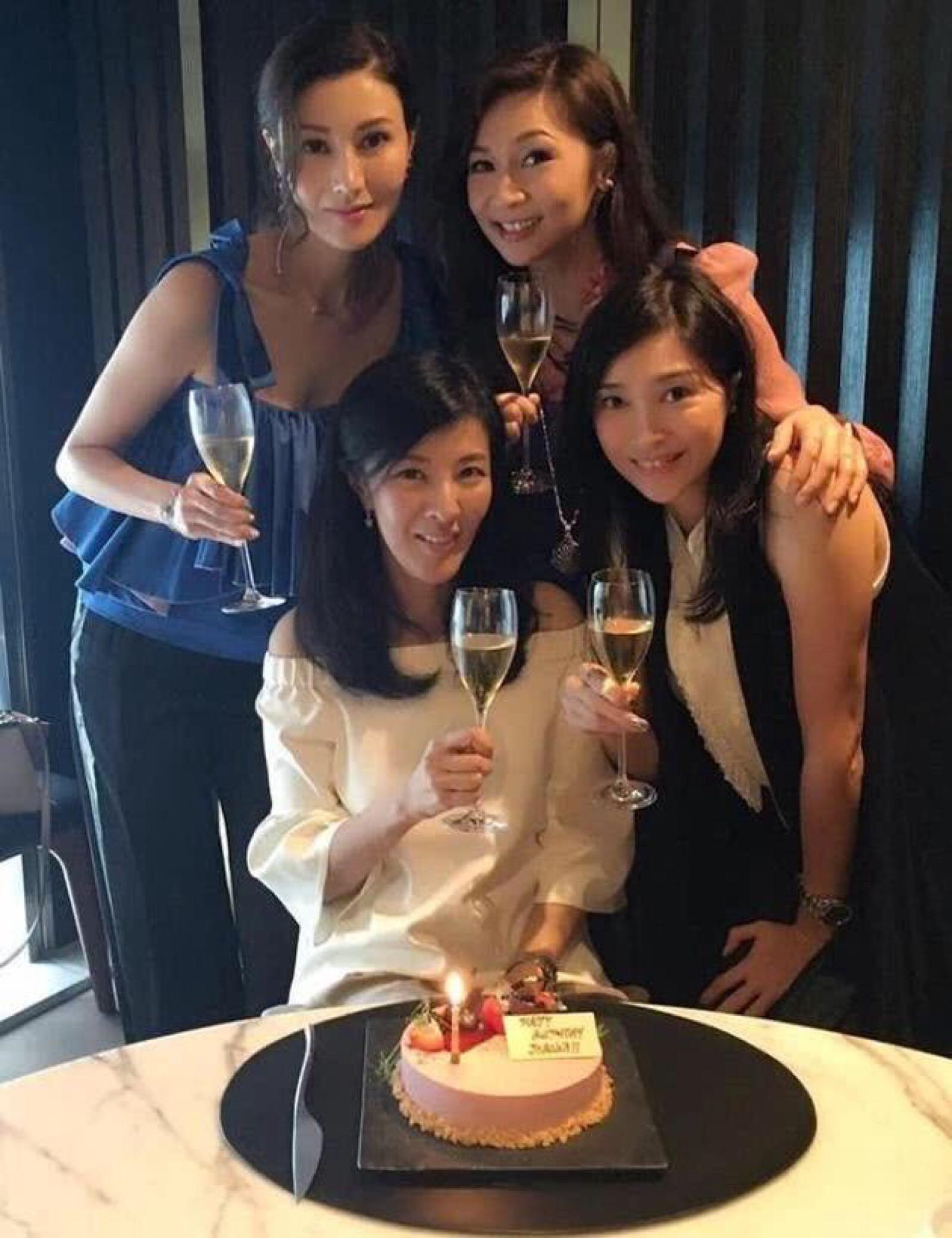 何超琼的母亲蓝琼缨近日去世,这两年她相继失去了父