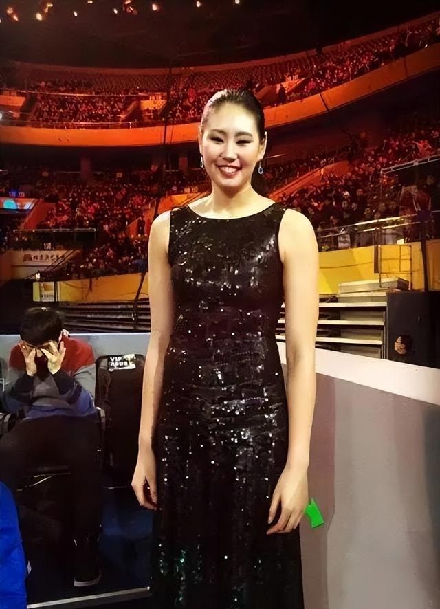 原创退役后的颜妮在做啥早年打沙滩排球比基尼照晒出有超模气质