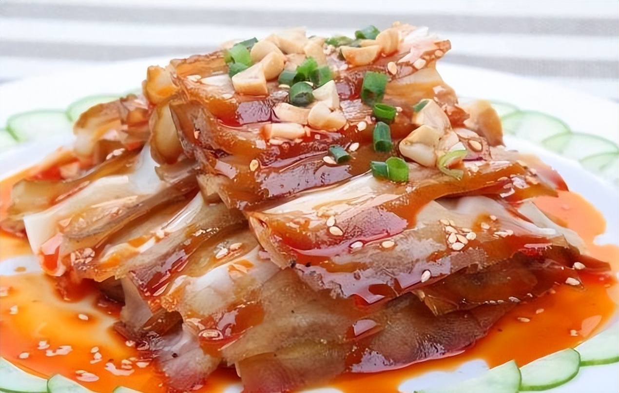 红油猪耳6,盛好金针菇,秋葵,把调料拌入即可食用.