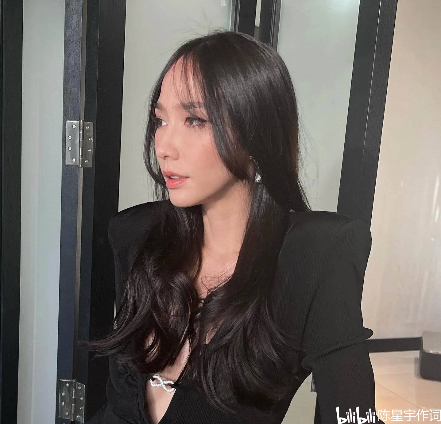 原创泰国女神aumpatchrapa戴钻戒疑似被求婚为泰剧风吹过星星换新发型